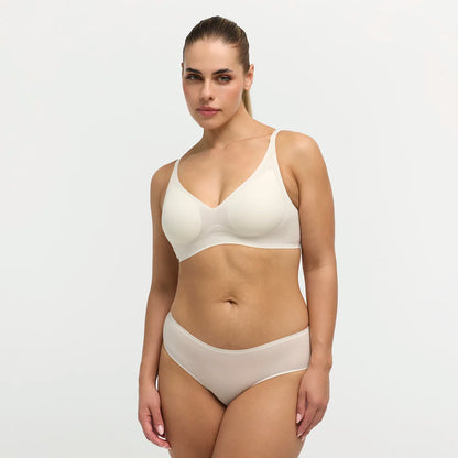 Das Model ist 1,67 m groß und hat die Körbchengröße 80C