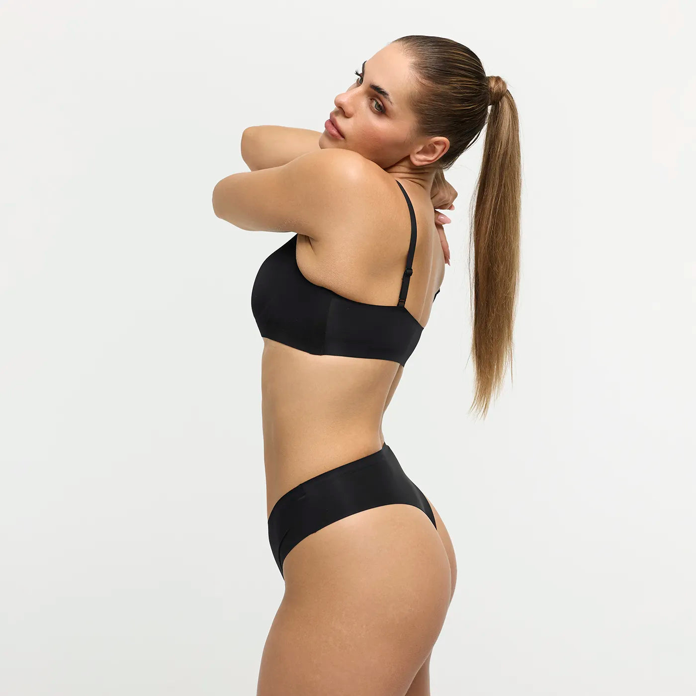 Das Model ist 1,67 m groß und hat die Körbchengröße 80C