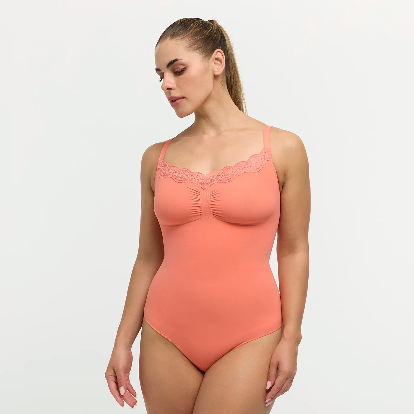 Das Model ist 1,67m groß und trägt Größe M.