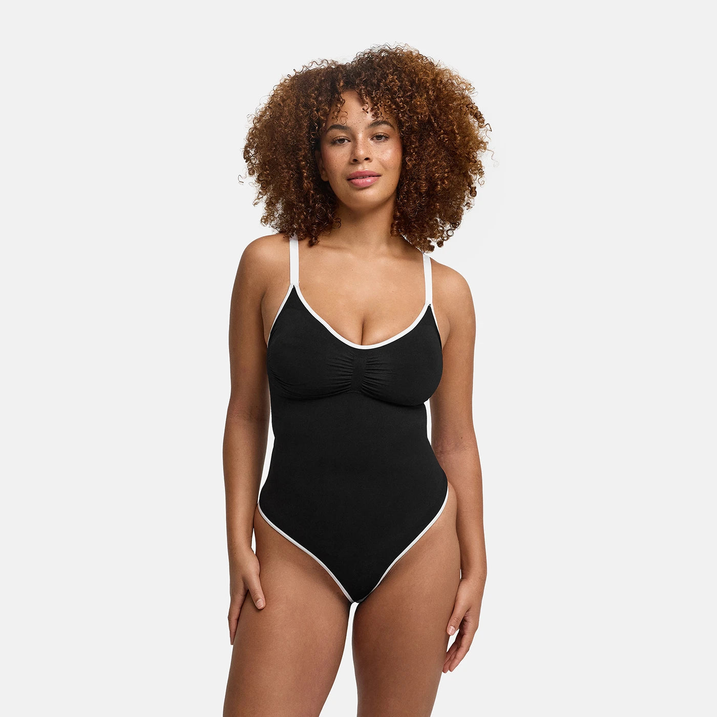 Body sculptant doublé avec coussinets intégrés et string